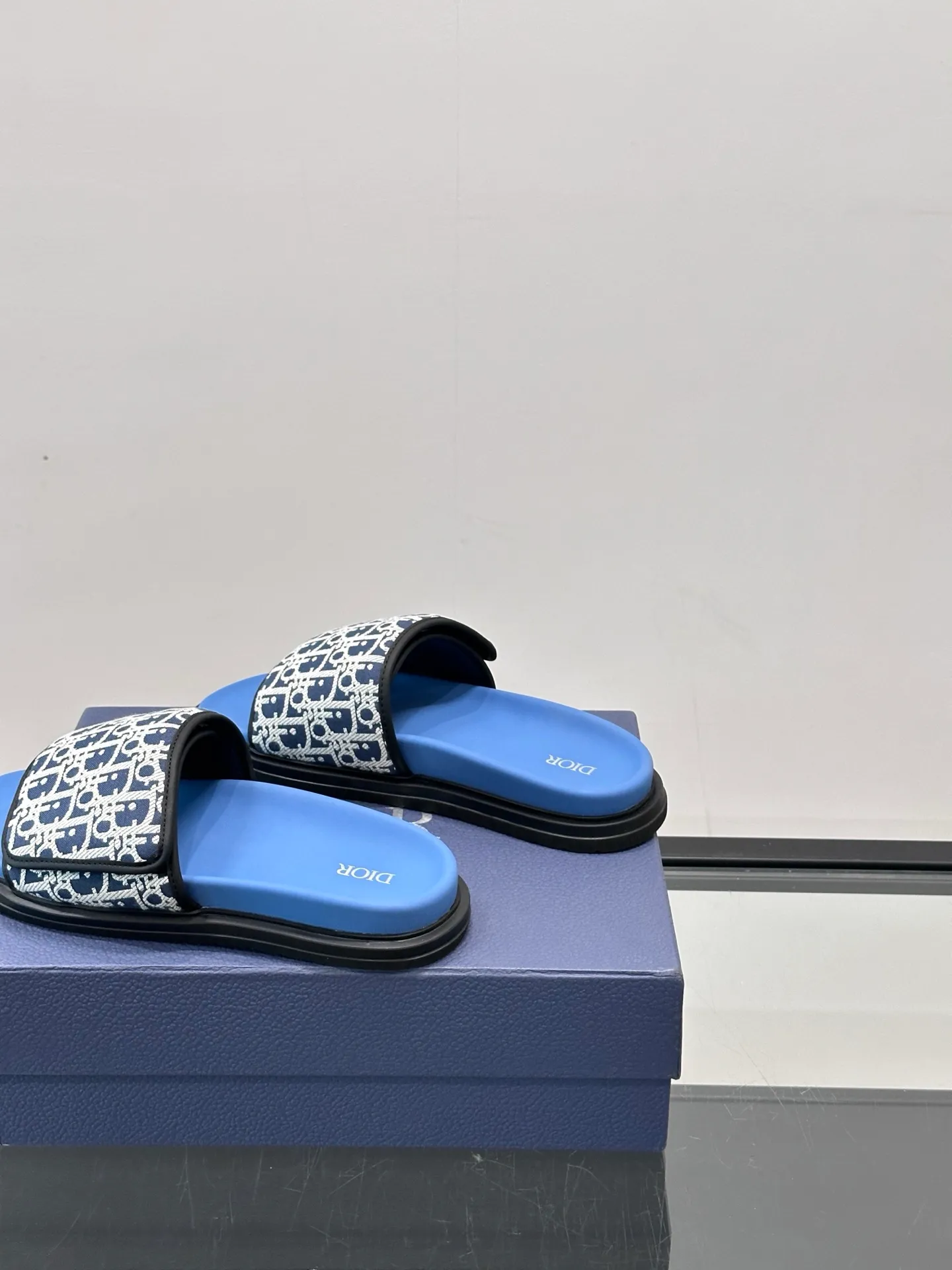 Factory price: 280💰𝐂𝐡𝐫𝐢𝐬𝐭𝐢𝐚𝐧 𝐃𝐢𝐨𝐫 Dior's latest popular sandals, classic upgraded Velcro sandals, original replicas, super durable and versatile, very comfortable on the feet, slimming and white, original cowhide leather upper, sheepskin lining Original d hardware buckle Original molded T men's shoes 💰U outsole Size: 38-44 (.45.46 customized)